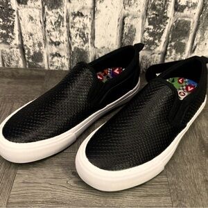 Airwalk Landing Women size 6 Black White Slip On